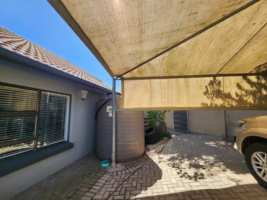 6 Bedroom Property for Sale in Fraaiuitsig Western Cape